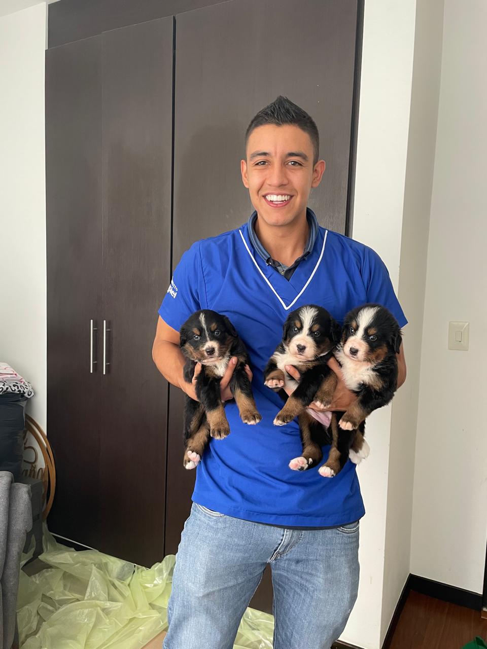 Andrés Gil con tres cachorros